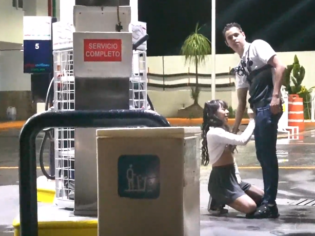 Colegiala mexicana follando en una gasolinera