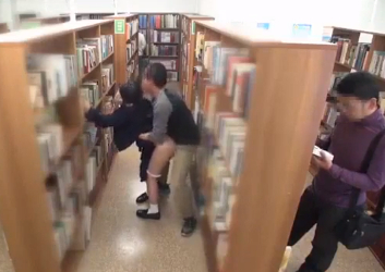 colegiala violada entre las estanterías de una biblioteca pública