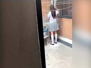 Se folla a su vecina colegiada mientras sus padres salieron de compras
