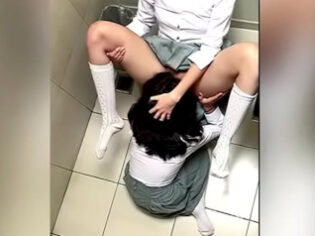 Colegiala lesbiana le chupa el coño a su amiga en los baños del insti