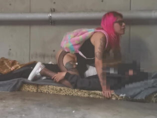 Jovencita mexicana se folla a un homeless debajo del puente