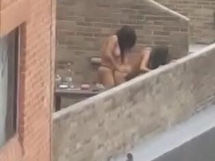 Lesbianas pilladas follando en la terraza del edificio