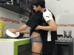 Seduce a su hermanita mientras limpia la cocina (incesto colombiano)