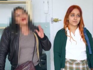 Colegiala española se lleva a su madrastra a que la vea follar