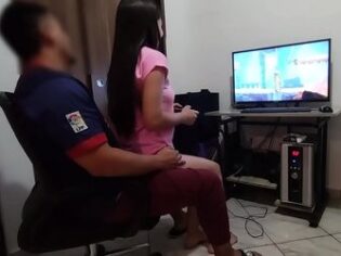 Se folla a su sobrina mientras juega a videojuegos