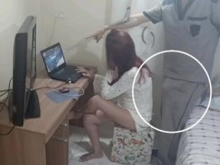 El técnico de Internet se folla a una mujer casada